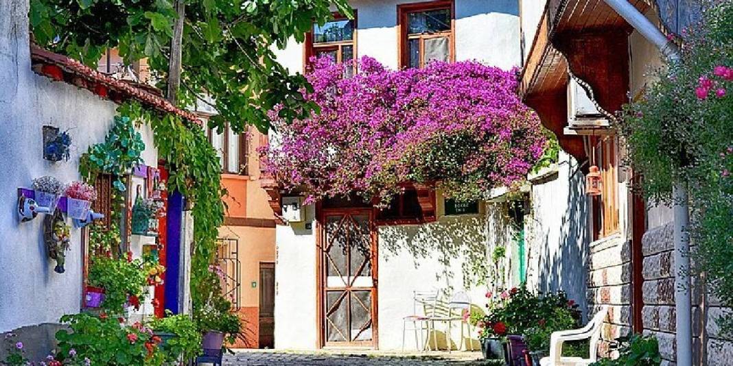 ‘Daha önce neden gelmemişim’ diyeceksiniz! Türkiye’de Santorini havası estiriyor: Tarihi evleri ve mavi sularıyla büyülüyor 3